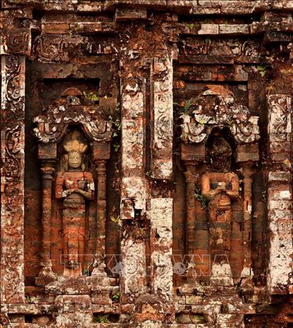 Nét rêu phong, cổ kính trên tháp, minh chứng cho vẻ đẹp kiêu hãnh thách thức sự bào mòn của thời gian. Ảnh: Nhật Anh - TTXVN 