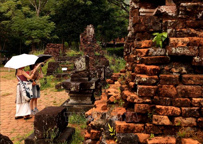 Kỹ thuật xây dựng độc đáo của người Chăm cổ với những viên gạch xếp chồng khít không cần mạch vữa vẫn là một bí ẩn, thu hút du khách. Ảnh: Nhật Anh - TTXVN 