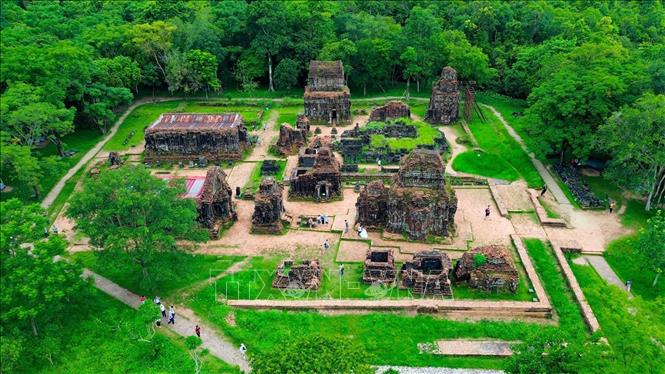 Tuy chỉ là những công trình xây dựng có kích thước vừa và nhỏ, nhưng kiến trúc của Mỹ Sơn đã chắt lọc được những tinh hoa của người nghệ sĩ, sự kết hợp giữa kỹ thuật kiến trúc và nghệ thuật trang trí người Chămpa xưa đã tạo cho các đền tháp một vẻ uy nghiêm và kỳ bí. Ảnh: Thanh Tùng - TTXVN