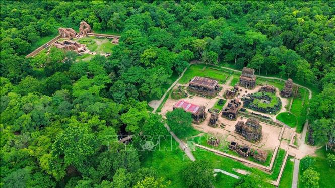 Khu di tích Chăm Mỹ Sơn nằm trong một thung lũng hẹp có đường kính khoảng 2km, thuộc làng Mỹ Sơn, xã Duy Phú, huyện Duy Xuyên, tỉnh Quảng Nam. Ảnh: Thanh Tùng - TTXVN