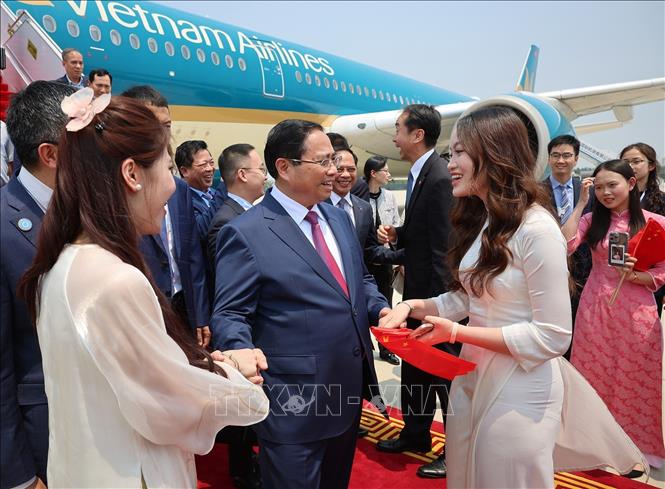 Học sinh, sinh viên Việt Nam tại Trung Quốc đón Thủ tướng Phạm Minh Chính ở Sân bay quốc tế Tân Hải, thành phố Thiên Tân, Trung Quốc. Ảnh: Dương Giang-TTXVN