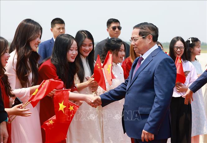 Học sinh, sinh viên Việt Nam tại Trung Quốc đón Thủ tướng Phạm Minh Chính ở Sân bay quốc tế Tân Hải, thành phố Thiên Tân, Trung Quốc. Ảnh: Dương Giang-TTXVN