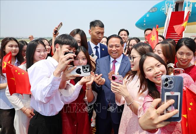 Thủ tướng Phạm Minh Chính với sinh viên, du học sinh Việt Nam tại Sân bay quốc tế Tân Hải, thành phố Thiên Tân, Trung Quốc. Ảnh: Dương Giang-TTXVN
