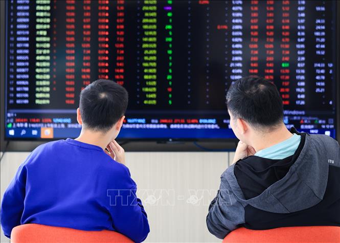 Nhà đầu tư theo dõi chỉ số chứng khoán tại sàn giao dịch ở tỉnh Giang Tô, Trung Quốc. Ảnh: THX/TTXVN