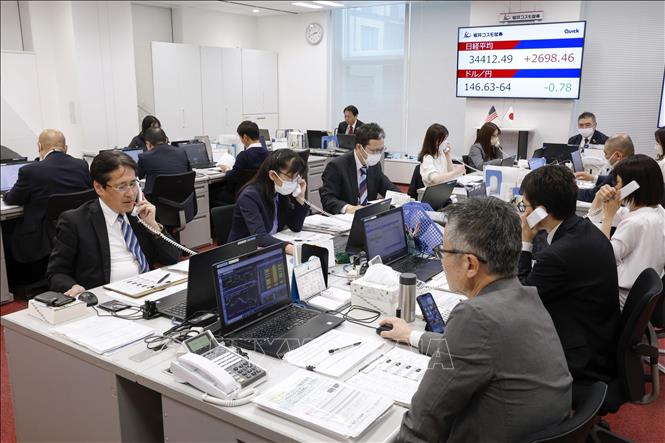 Giao dịch viên tại một công ty chứng khoán ở Tokyo, Nhật Bản. Ảnh: Kyodo/TTXVN