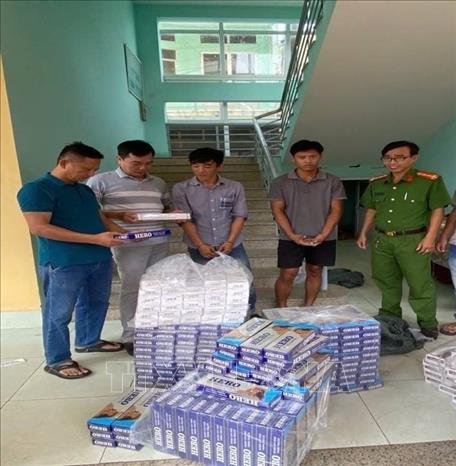 Bị can Lâm Văn Phát và Danh Thật cùng tang vật. Ảnh: TTXVN phát