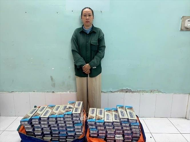 Bị can Trương Thị Thu Vân cùng tang vật. Ảnh: TTXVN phát