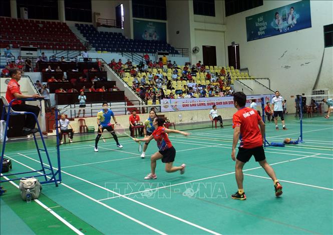 Vận động viên các đoàn thi đấu môn Cầu lông tại giải. Ảnh: Trịnh Bang Nhiệm - TTXVN 