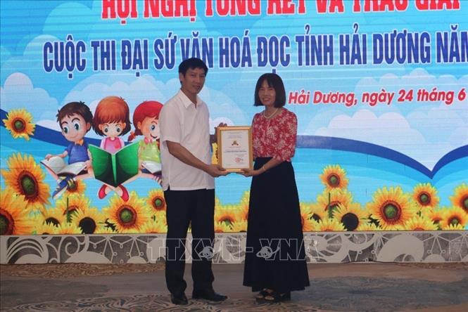 Phó Giám đốc Sở Văn hóa, Thể thao và Du lịch Hải Dương Nguyễn Trường Thắng, Trưởng Ban tổ chức cuộc thi, trao giải tập thể cho trường THCS Quang Minh (huyện Gia Lộc) là trường có nhiều bài thi đạt giải nhất. Ảnh: Mạnh Minh - TTXVN