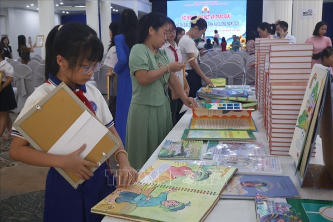 Một số tác phẩm đạt giải đã được Ban tổ chức trưng bày, giới thiệu tại Lễ tổng kết và trao giải. Ảnh: Mạnh Minh - TTXVN