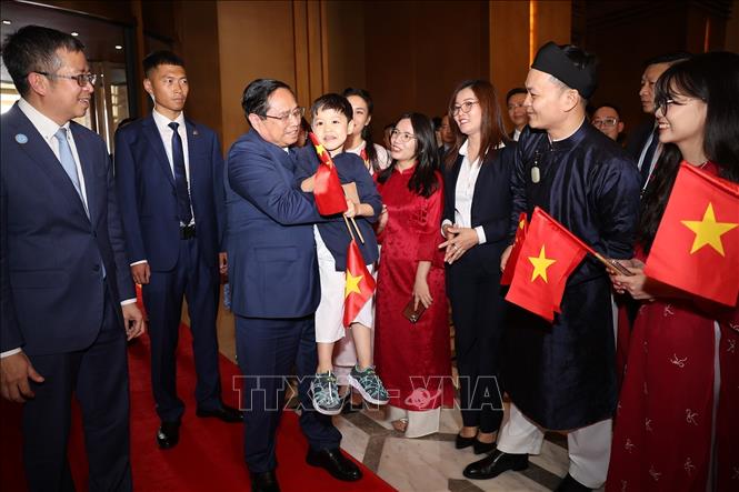 Cộng đồng người Việt Nam tại Trung Quốc đón Thủ tướng Phạm Minh Chính. Ảnh: Dương Giang-TTXVN
