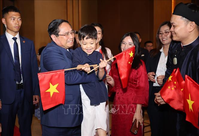 Cộng đồng người Việt Nam tại Trung Quốc đón Thủ tướng Phạm Minh Chính. Ảnh: Dương Giang-TTXVN
