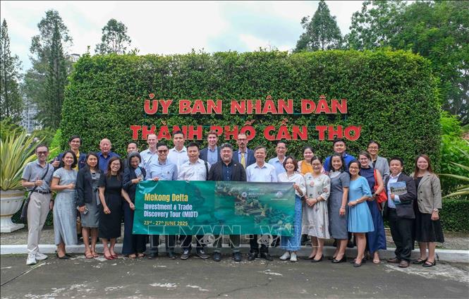 Lãnh đạo thành phố Cần Thơ chụp ảnh chung với đoàn Hiệp hội Doanh nghiệp Australia đến tìm hiểu cơ hội đầu tư. Ảnh: Thanh Liêm - TTXVN