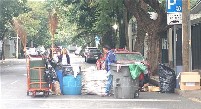 Người dân mang rác đến 1 điểm thu gom phế thải tại thủ đô Mexico City, Mexico. Ảnh: Phi Hùng - PV TTXVN tại Mexico 