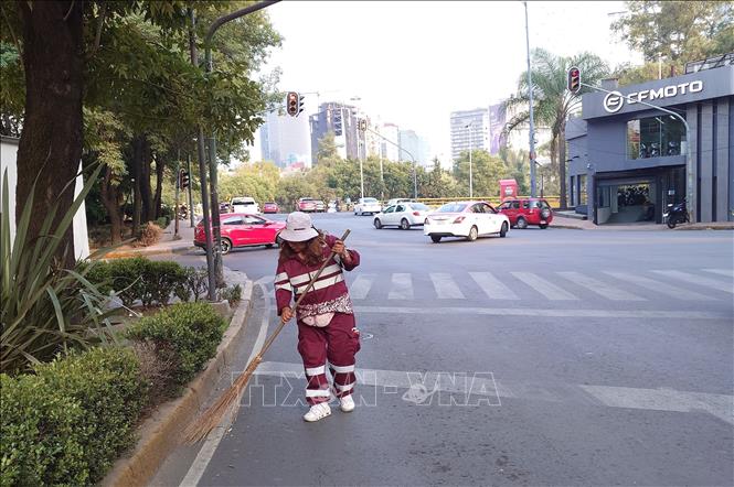 Nhân viên vệ sinh môi trường làm việc trên một trục giao thông chính tại thủ đô Mexico City, Mexico. Ảnh: Phi Hùng - PV TTXVN tại Mexico 