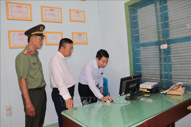 Đoàn kiểm tra của UBND tỉnh Khánh Hòa kiểm tra tại khu vực an ninh hình ảnh ở điểm thi Trường THPT Nguyễn Thiện Thuật,  thành phố Nha Trang Ảnh: TTXVN phát