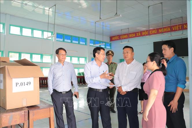 Đoàn kiểm tra làm việc tại khu vực sẽ đựng đồ dùng cá nhân của  các thí sinh tham dự kỳ thi tốt nghiệp THPT năm 2025. Ảnh: TTXVN phát