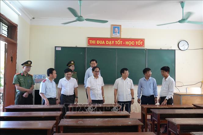Đoàn kiểm tra công tác thi tốt nghiệp THPT tại điểm thi trường THPT Nguyễn Sĩ Sách, huyện Thanh Chương. Ảnh: Bích Huệ - TTXVN