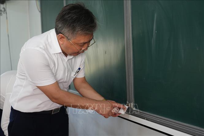 Tại các phòng thi có màn hình chiếu kết nối internet đã được các Điểm thi niêm phong cẩn thận. Ảnh: Bích Huệ - TTXVN