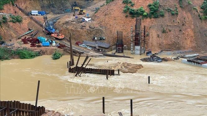 Hoạt động thi công cầu Km79+250 gặp khó khăn do nước lũ sông Bằng dâng cao. Ảnh: TTXVN phát