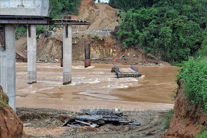 Nước lũ cuốn trôi cọc cừ larsen tại khu vực cầu Km8+730. Ảnh: TTXVN phát