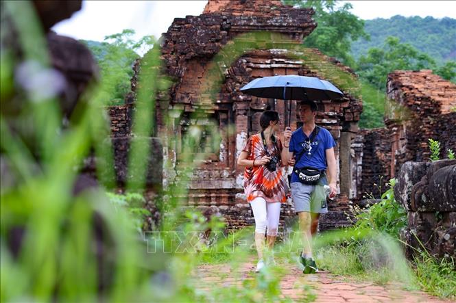 Du khách quốc tế chiêm ngưỡng vẻ đẹp của di sản, lắng nghe 