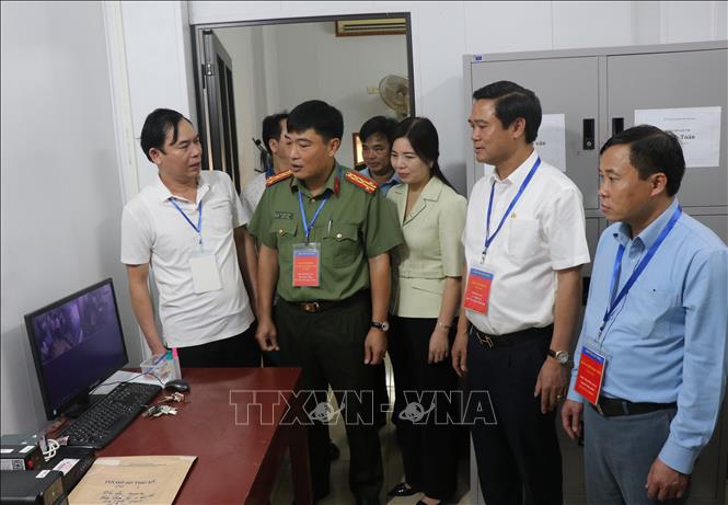 Đoàn công tác kiểm tra hệ thống camera giám sát tại điểm thi trường THPT Nguyễn Du, thành phố Bắc Ninh. Ảnh: Thái Hùng - TTXVN