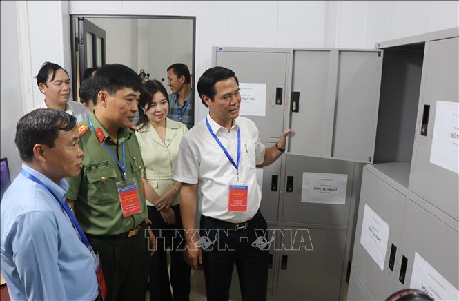Đoàn công tác kiểm tra tủ đựng bài thi tại điểm thi trường THPT Nguyễn Du, thành phố Bắc Ninh. Ảnh: Thái Hùng - TTXVN