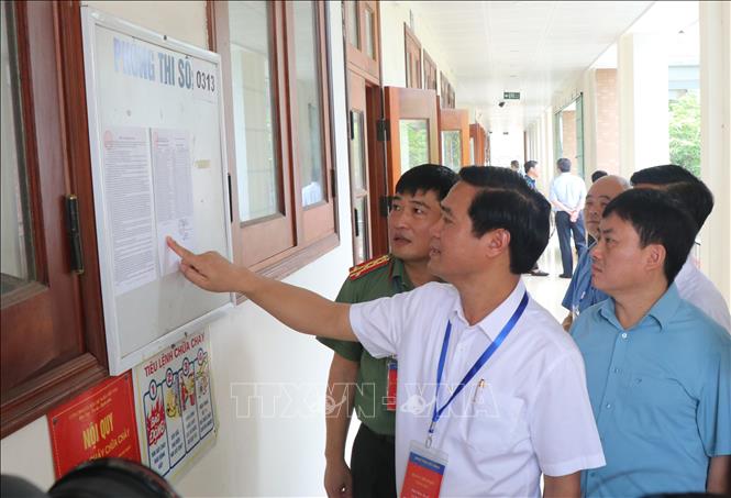 Phó Chủ tịch UBND tỉnh Bắc Ninh Lê Xuân Lợi kiểm tra công tác tổ chức thi tại điểm thi trường THPT Lý Thái Tổ, thành phố Từ Sơn, tỉnh Bắc Ninh. Ảnh: Thái Hùng - TTXVN