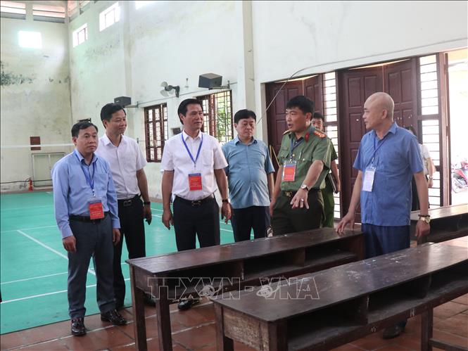 Kiểm tra nơi cất đồ dùng của các thí sinh. Ảnh: Thái Hùng - TTXVN
