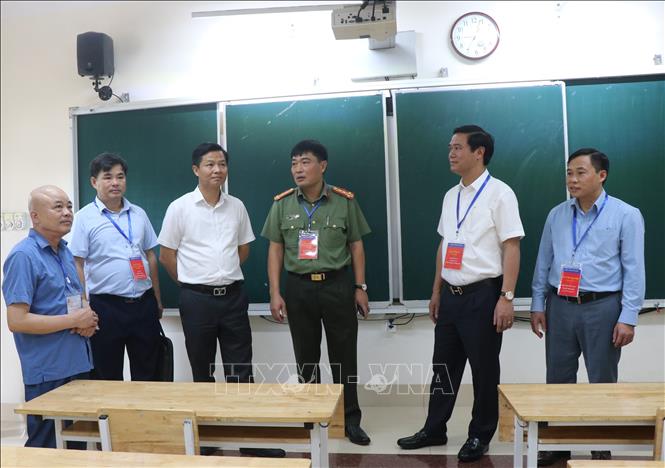Kiểm tra cơ sở vật chất phòng thi tại điểm thi trường THPT Lý Thái Tổ, thành phố Từ Sơn. Ảnh: Thái Hùng - TTXVN
