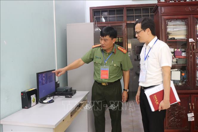 Kiểm tra hệ thống camera giám sát trong phòng chứa đề thi tại điểm thi trường THPT Lý Thái Tổ, thành phố Từ Sơn, tỉnh Bắc Ninh. Ảnh: Thái Hùng - TTXVN