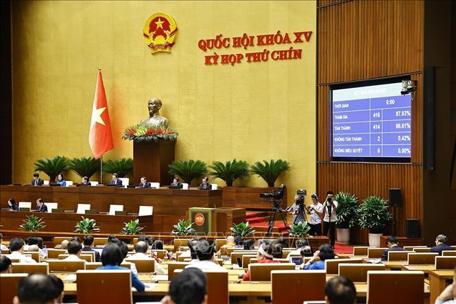 Quốc hội biểu quyết thông qua Luật sửa đổi, bổ sung một số điều của Luật Tổ chức Tòa án nhân dân. Ảnh: Doãn Tấn - TTXVN