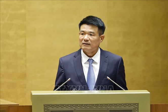Viện trưởng Viện Kiểm sát nhân dân tối cao Nguyễn Huy Tiến trình bày Báo cáo giải trình, tiếp thu, chỉnh lý dự thảo Luật sửa đổi, bổ sung một số điều của Luật Tổ chức Viện kiểm sát nhân dân. Ảnh: Doãn Tấn - TTXVN