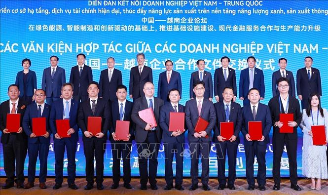 Thủ tướng Phạm Minh Chính chứng kiến trao thoả thuận hợp tác doanh nghiệp Việt Nam - Trung Quốc. Ảnh: Dương Giang-TTXVN 
