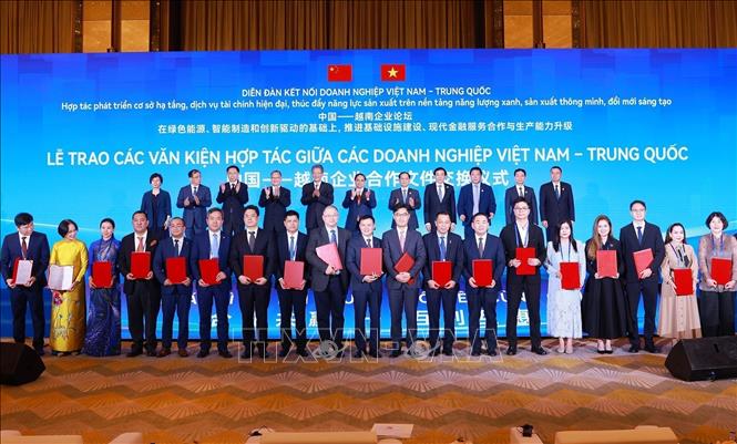 Thủ tướng Phạm Minh Chính chứng kiến trao thoả thuận hợp tác doanh nghiệp Việt Nam - Trung Quốc. Ảnh: Dương Giang-TTXVN 
