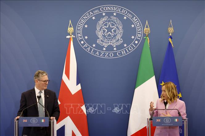 (Tư liệu) Thủ tướng Anh Keir Starmer (trái) và Thủ tướng Italy Giorgia Meloni tại cuộc họp báo ở Rome, Italy ngày 16/9/2024. Ảnh: THX/TTXVN