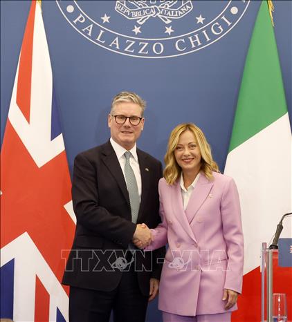 (Tư liệu) Thủ tướng Anh Keir Starmer (trái) và Thủ tướng Italy Giorgia Meloni tại cuộc gặp ở Rome, Italy ngày 16/9/2024. Ảnh: THX/TTXVN