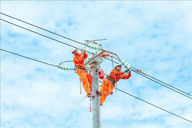 EVNCPC tăng cường kiểm tra định kỳ đường dây và mối nối. Ảnh: TTXVN phát