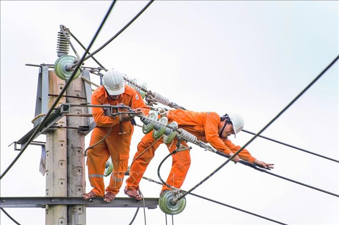 EVNCPC tăng cường kiểm tra định kỳ đường dây và mối nối. Ảnh: TTXVN phát
