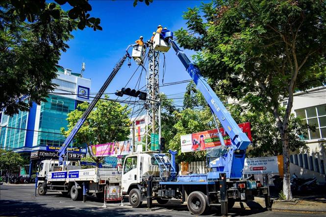 EVNCPC tăng cường kiểm tra định kỳ đường dây, trạm biến áp. Ảnh: TTXVN phát