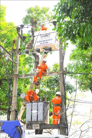 Các trạm biến áp, đường dây hạ thế, mối nối... đều được kiểm tra thường xuyên nhằm chủ động phòng ngừa các tình huống phụ tải tăng cao bất thường trong những ngày cao điểm nắng nóng. Ảnh: TTXVN phát