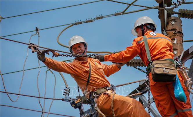 EVNCPC tăng cường kiểm tra định kỳ đường dây. Ảnh: TTXVN phát