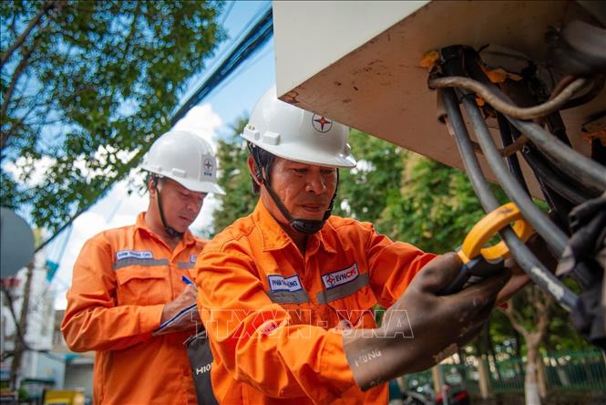 Đo nhiệt độ tại các điểm tiếp xúc của thiết bị có tải cao để phát hiện sớm các hiện tượng phát nhiệt bất thường, hạn chế nguy cơ xảy ra sự cố. Ảnh: TTXVN phát