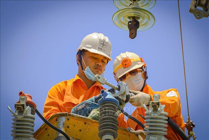 EVNCPC tăng cường kiểm tra định kỳ đường dây. Ảnh: TTXVN phát
