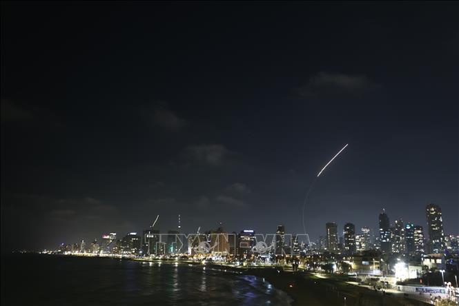 Hệ thống phòng không Israel đánh chặn tên lửa tấn công vào Tel Aviv, ngày 19/6/2025. Ảnh: THX/TTXVN
