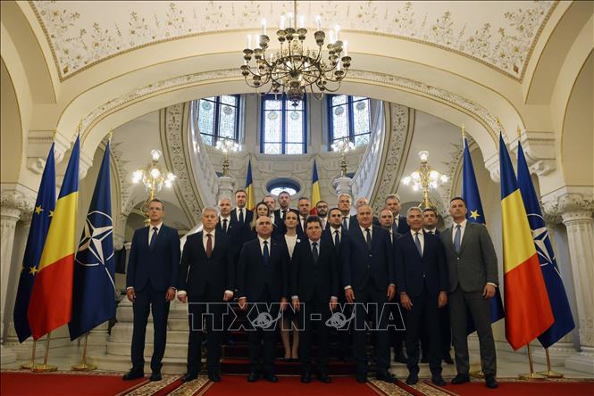 Tổng thống Romania Nicusor Dan (giữa) cùng các thành viên nội các mới chụp ảnh chung tại Bucharest tối 23/6/2025. Ảnh: THX/TTXVN