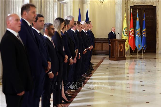 Thủ tướng Romania Ilie Bolojan (phải) cùng các thành viên nội các mới tại lễ tuyên thệ nhậm chức ở Bucharest tối 23/6/2025. Ảnh: THX/TTXVN