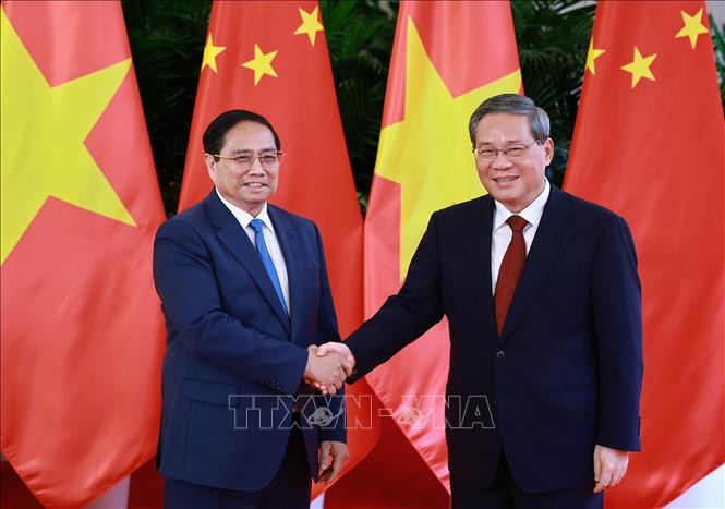 Thủ tướng Phạm Minh Chính với Thủ tướng Trung Quốc Lý Cường. Ảnh: Dương Giang-TTXVN