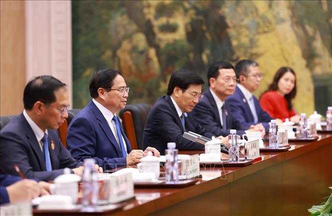 Thủ tướng Phạm Minh Chính và thành viên đoàn Việt Nam hội đàm với Thủ tướng Trung Quốc Lý Cường. Ảnh: Dương Giang-TTXVN
